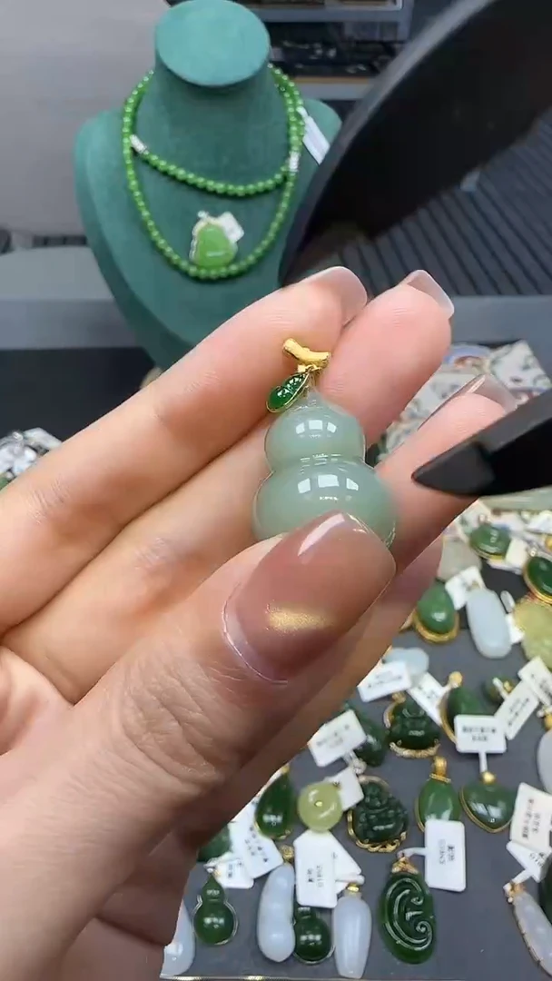 18K金镶嵌和田玉挂件1
