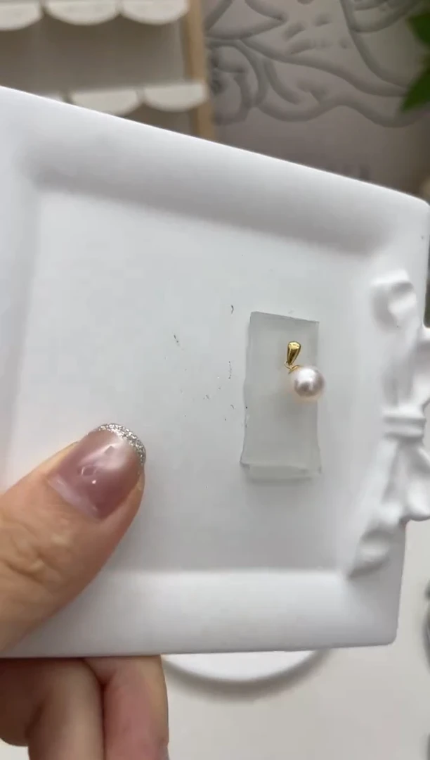 18K金镶嵌吊坠海水珍珠吊坠