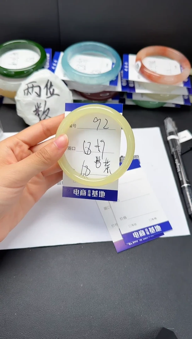 石英质玉手镯未镶嵌58-59