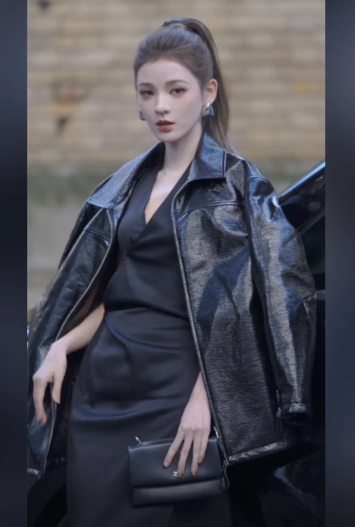 轻奢时尚优雅高级感黑色无袖V领镂空设计修身长裙气质显瘦连衣裙