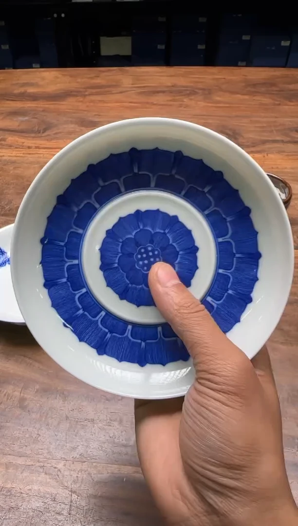 不****家妙色 青花佛莲壶承