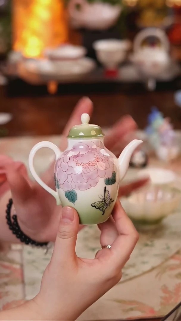 蝶戏牡丹茶壶 哈哈哈