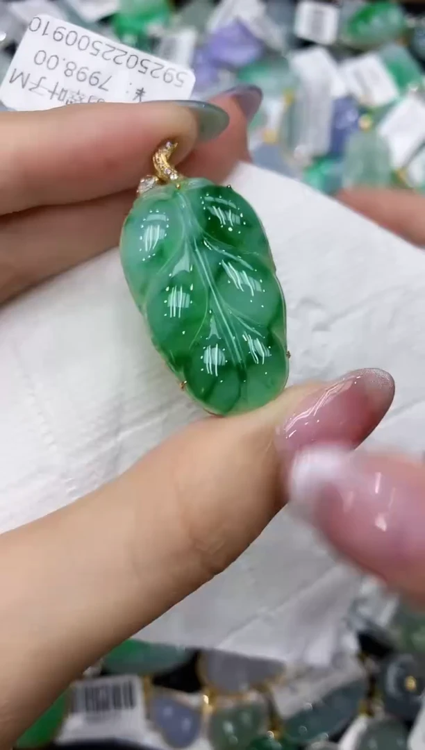 翡翠18K金镶嵌颈饰111111111111