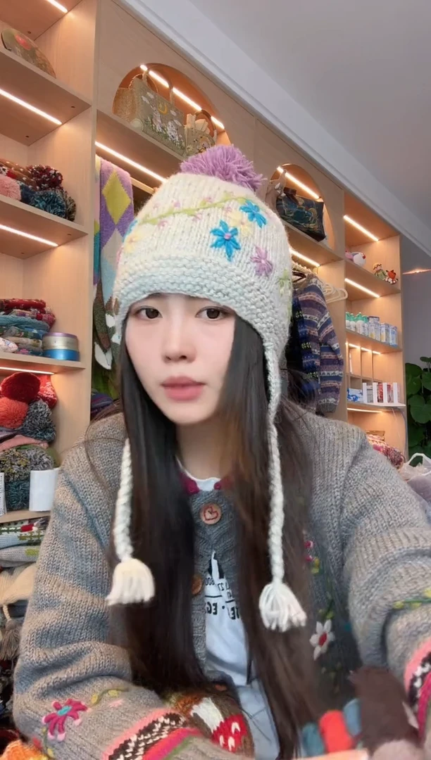 羊毛浅灰色梅花护耳帽