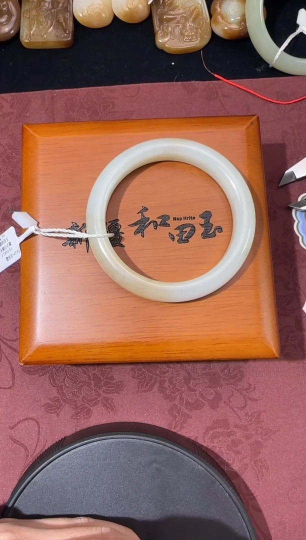 未镶嵌手镯和田玉且末唐白微色差54+手镯