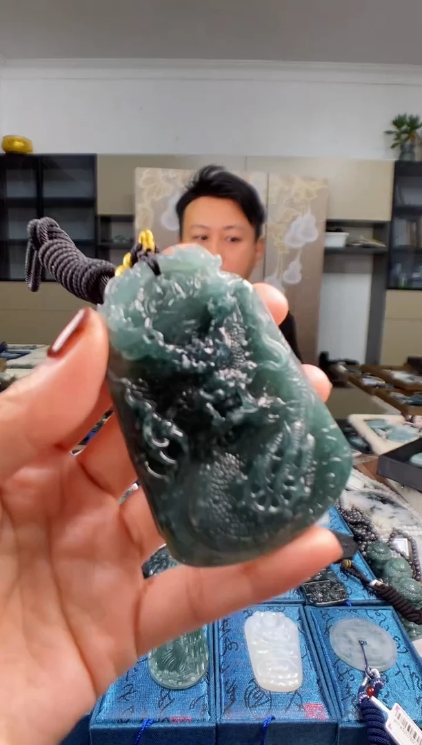 颈饰未镶嵌翡翠  多样性发其一