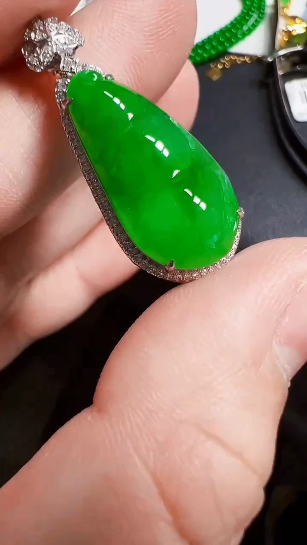 颈饰18K金镶嵌翡翠豆