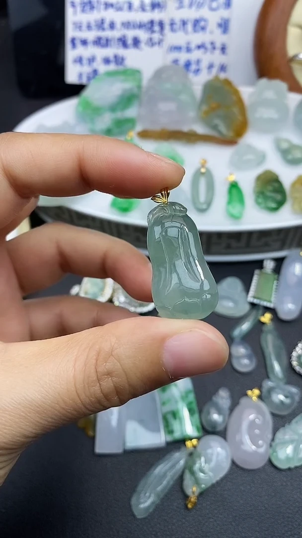 颈饰18K金镶嵌翡翠吊坠