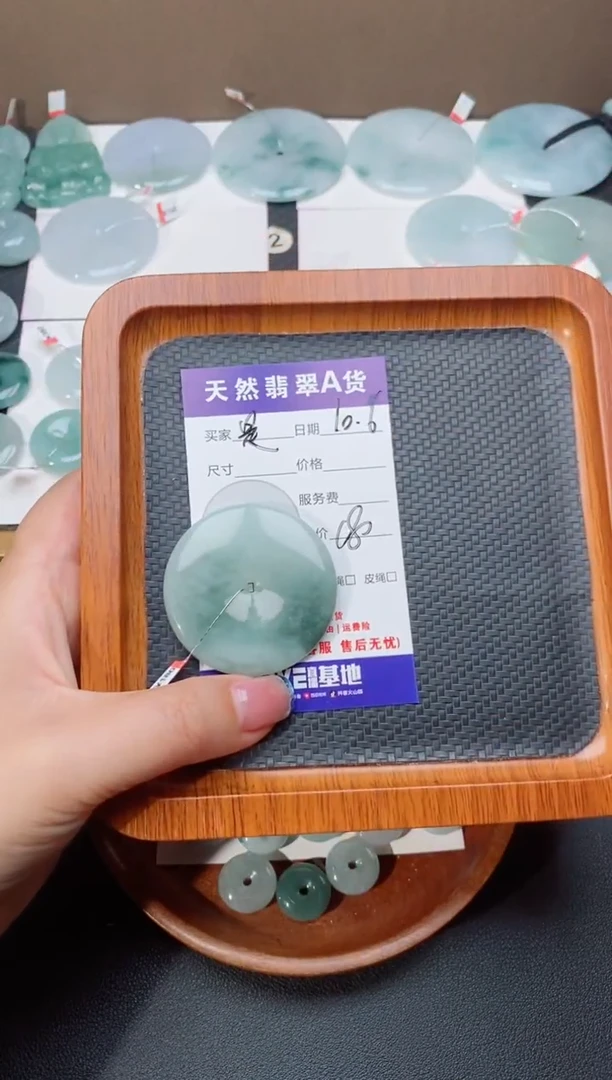 颈饰未镶嵌翡翠是**呀天然翡翠平安扣