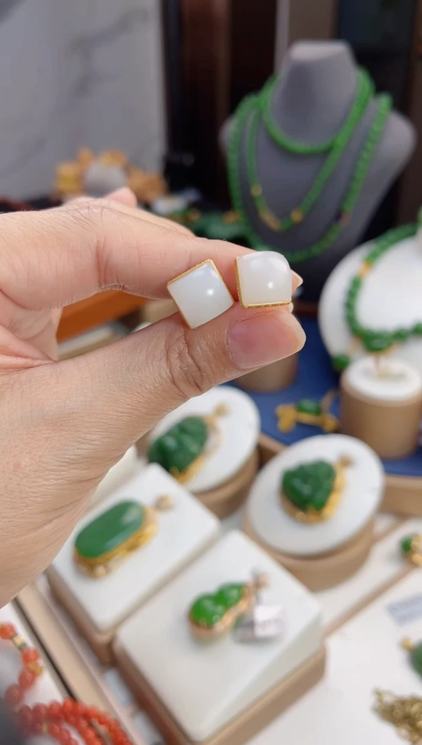 【闪购商品】和田玉耳钉18K金镶嵌方