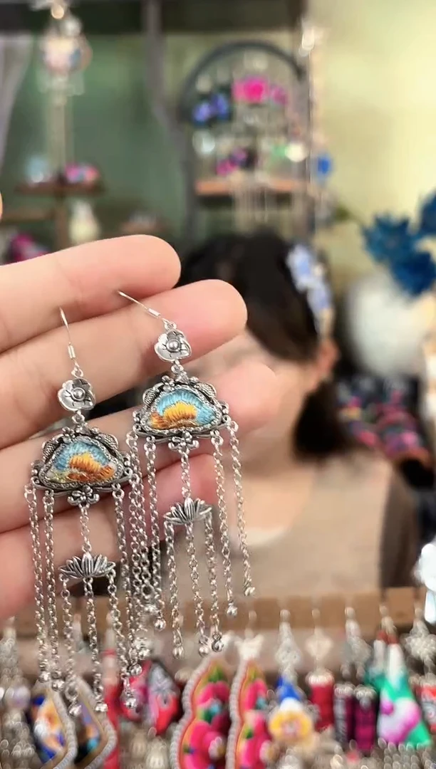 彩云南阁非遗老绣苗银饰品172