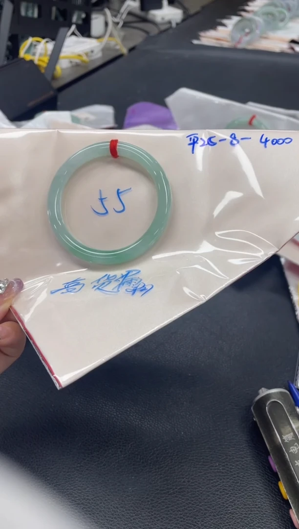 翡翠手镯未镶嵌翡翠手镯