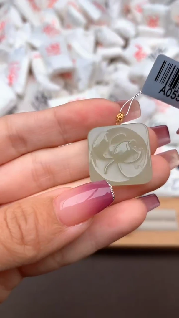 【闪购商品】和田玉挂件18K金镶嵌一