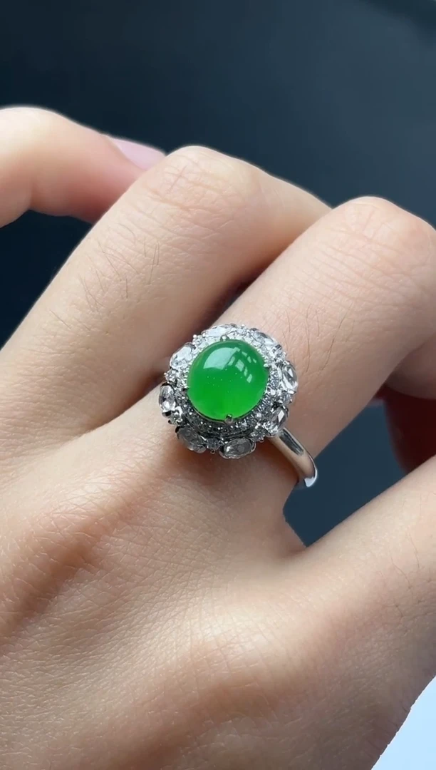 18K金镶嵌挂件翡翠绿蛋面戒指