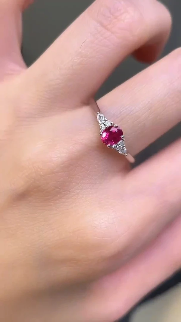 铂Pt950镶嵌戒指红宝石主石：0.63ct