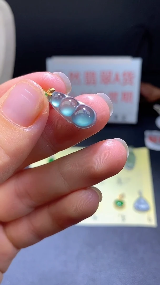 翡翠18K金镶嵌颈饰翡翠吊坠