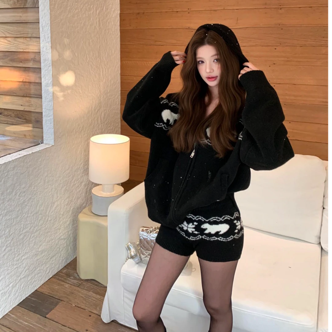 韩系慵懒风黑色费尔岛气质连帽毛衣外套女秋冬新款包臀短裤两件套