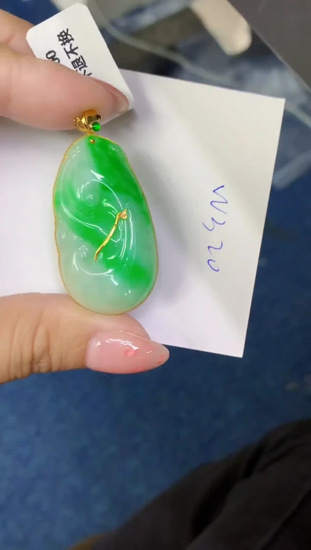翡翠18K金镶嵌颈饰缅甸天然翡翠A货