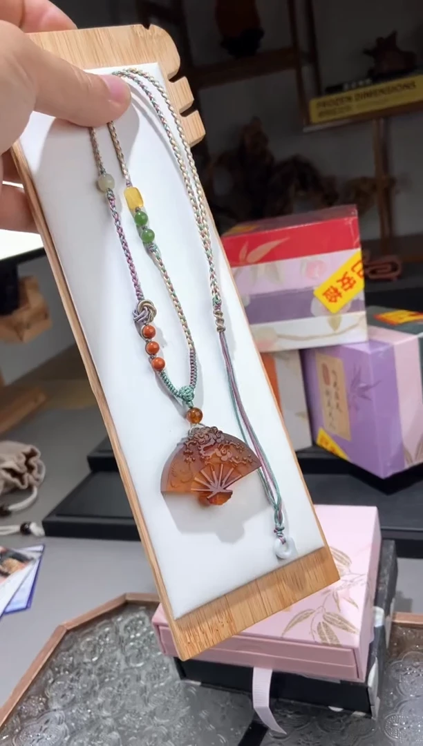 琥珀颈饰未镶嵌金棕红喜上眉梢扇子吊坠