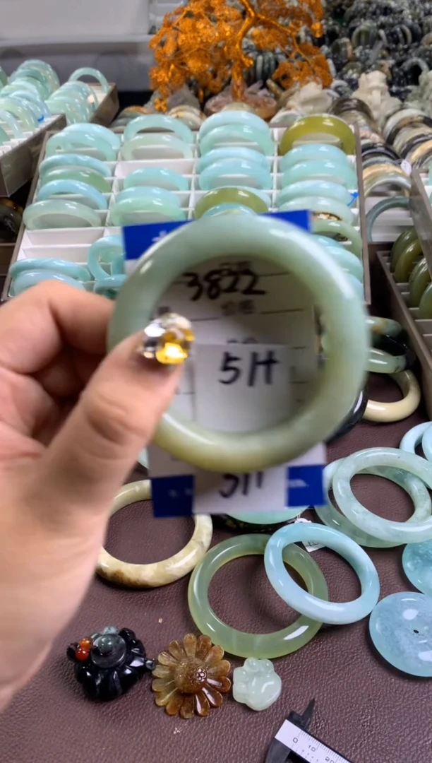 【闪购商品】蛇纹石玉手镯未镶嵌3823