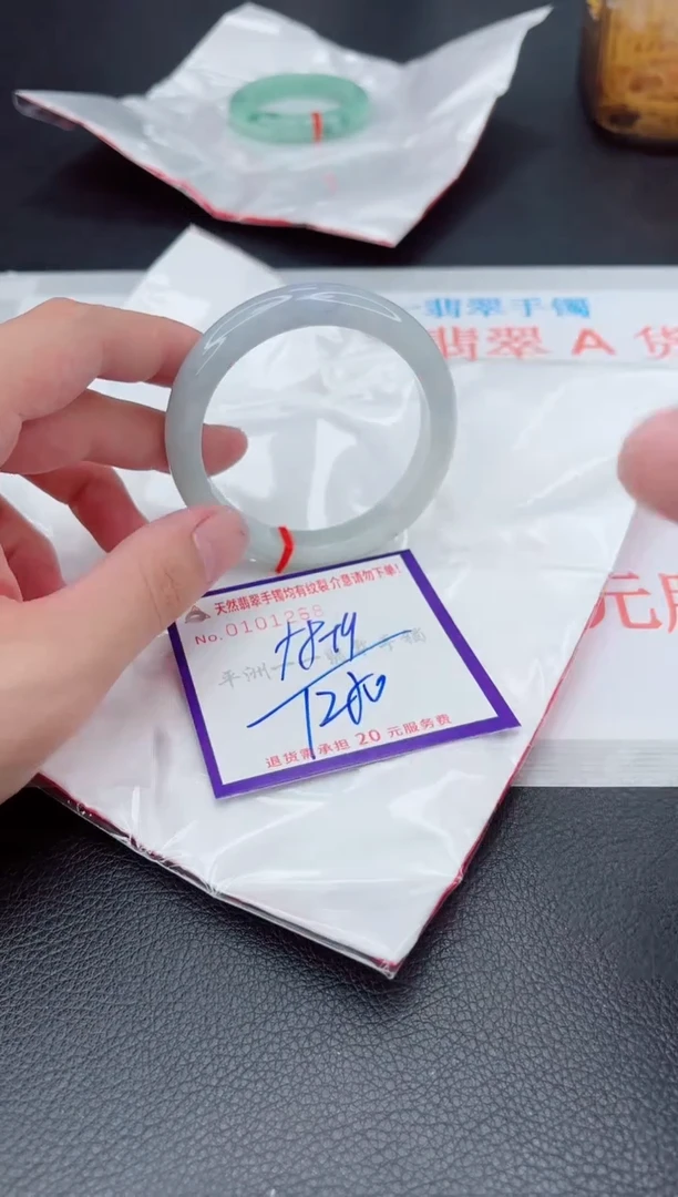 翡翠手镯未镶嵌1