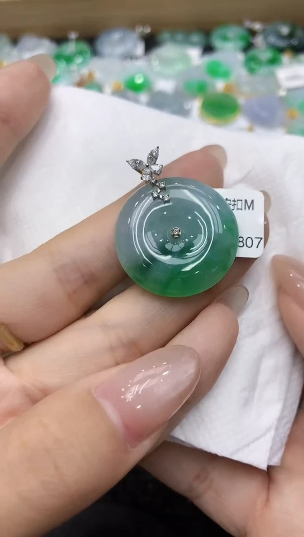 翡翠18K金镶嵌颈饰1111111111111