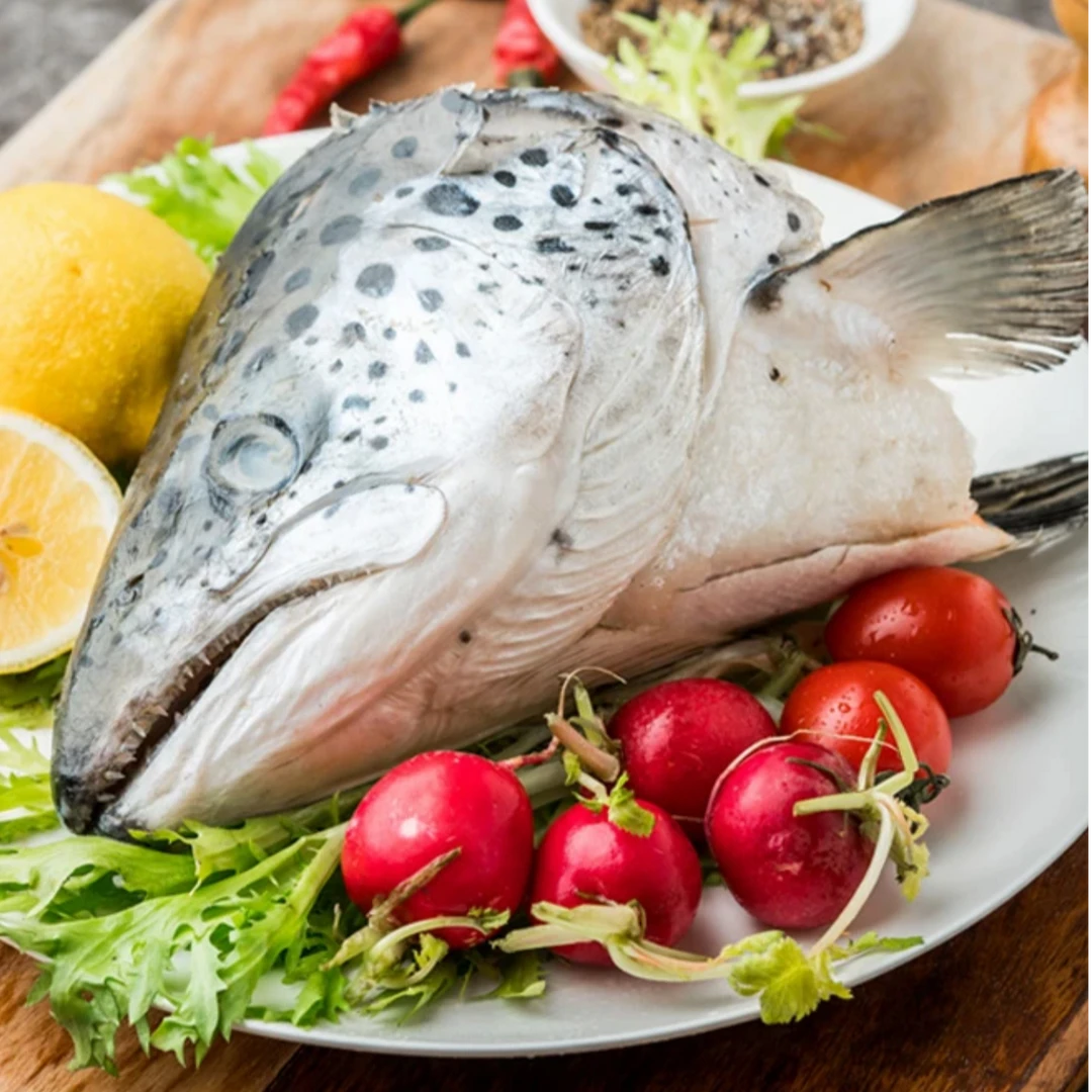 现切挪威三文鱼头