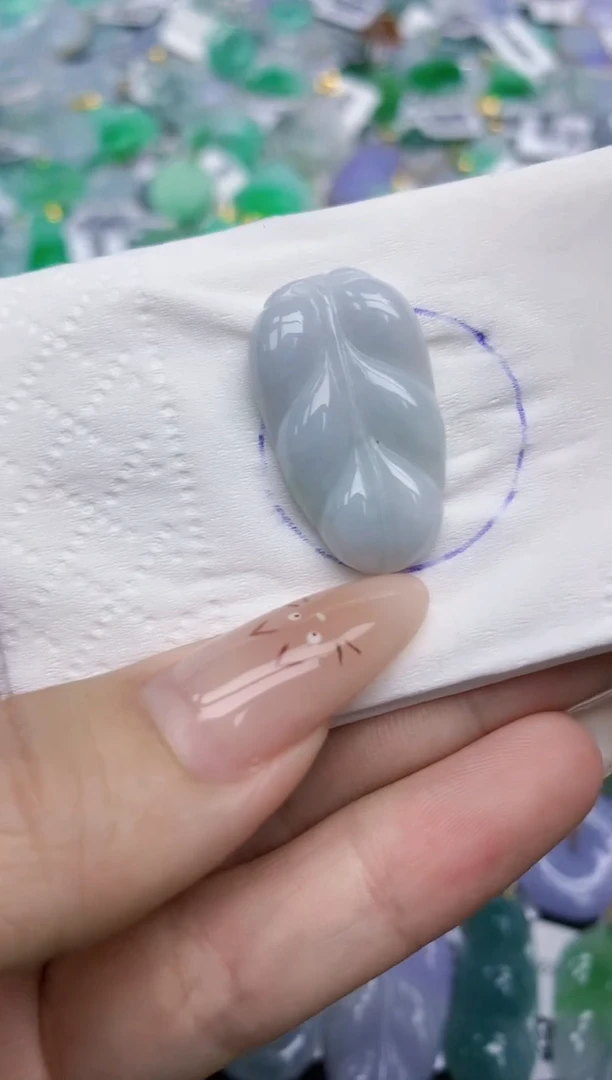 翡翠未镶嵌颈饰    天然翡翠A货