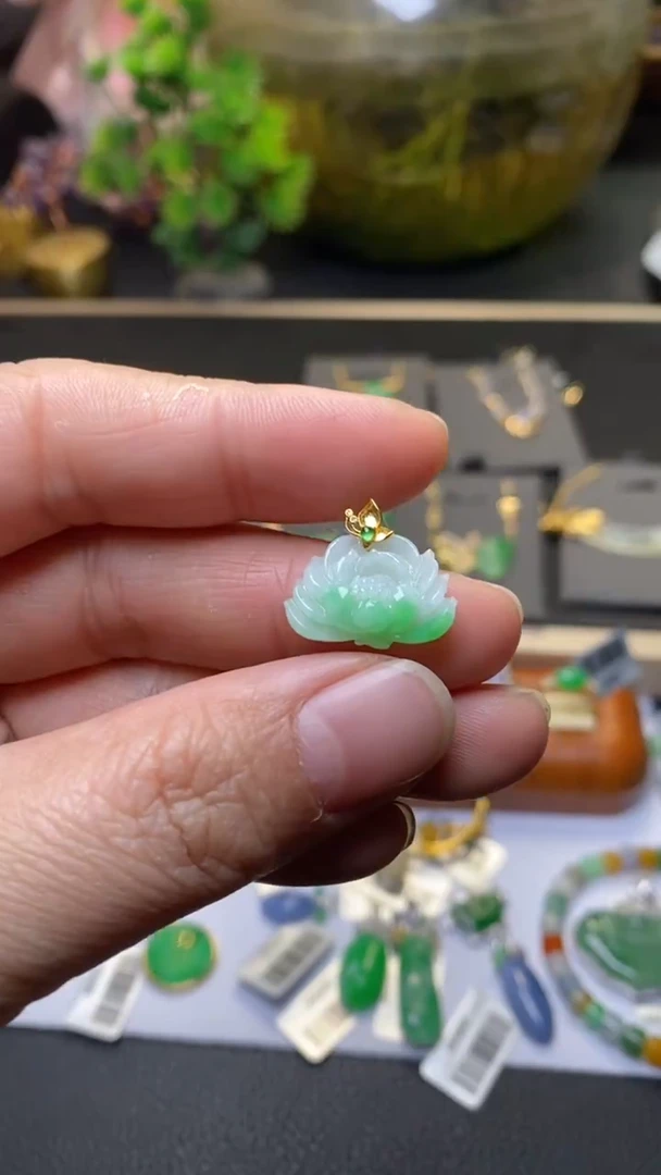 颈饰18K金镶嵌翡翠38130