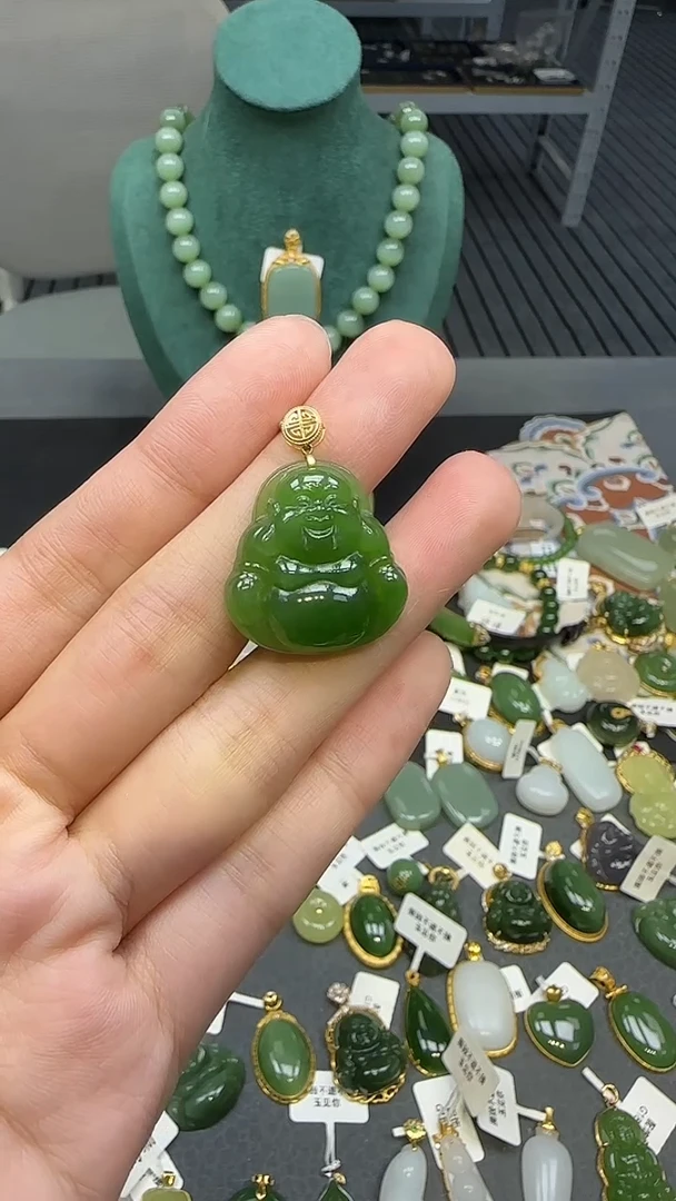18K金镶嵌和田玉挂件1