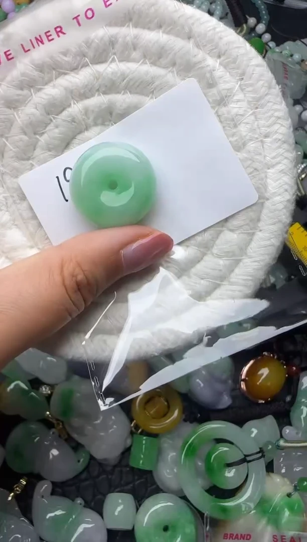 颈饰未镶嵌翡翠缅甸翡翠吊坠