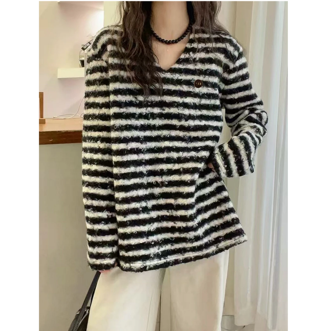 小雅姐姐 V领磨毛经典黑白条纹打底T IJ42