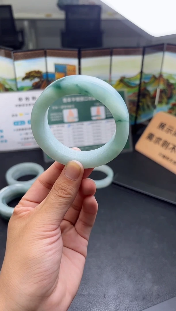定制翡翠手镯未镶嵌路**下手镯