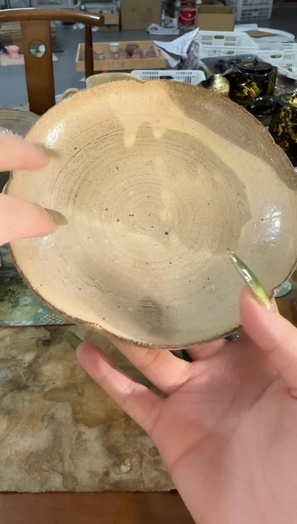 瓷片手作粉引花口壶承