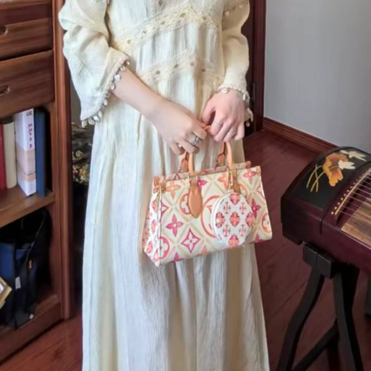 95新 LouisVuitton/路易威登 粉拼白onthego斜挎包B5758
