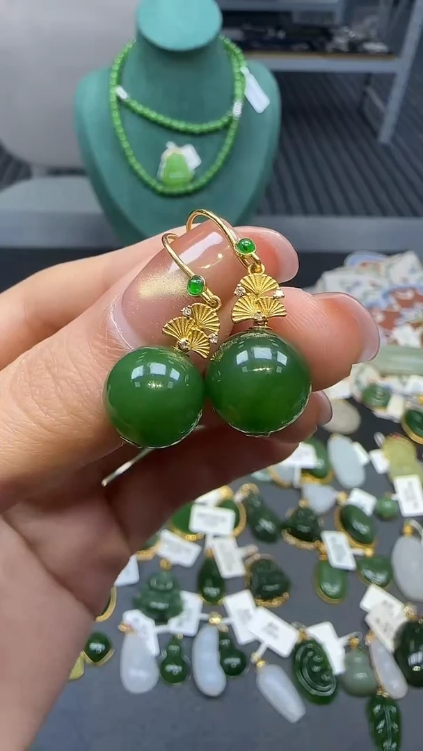 18K金镶嵌和田玉耳饰1