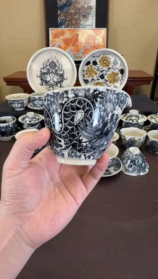 二号釉穿花龙纹公道杯