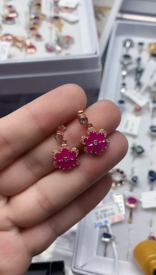 【闪购商品】红宝石耳饰银S925镶嵌........