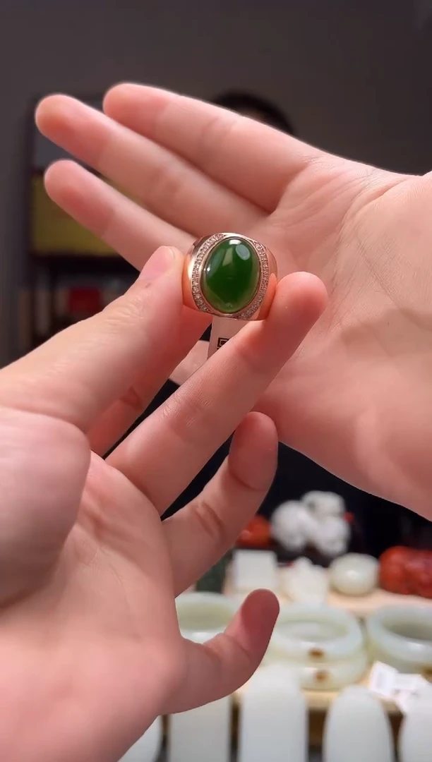 颈饰未镶嵌和田玉戒指