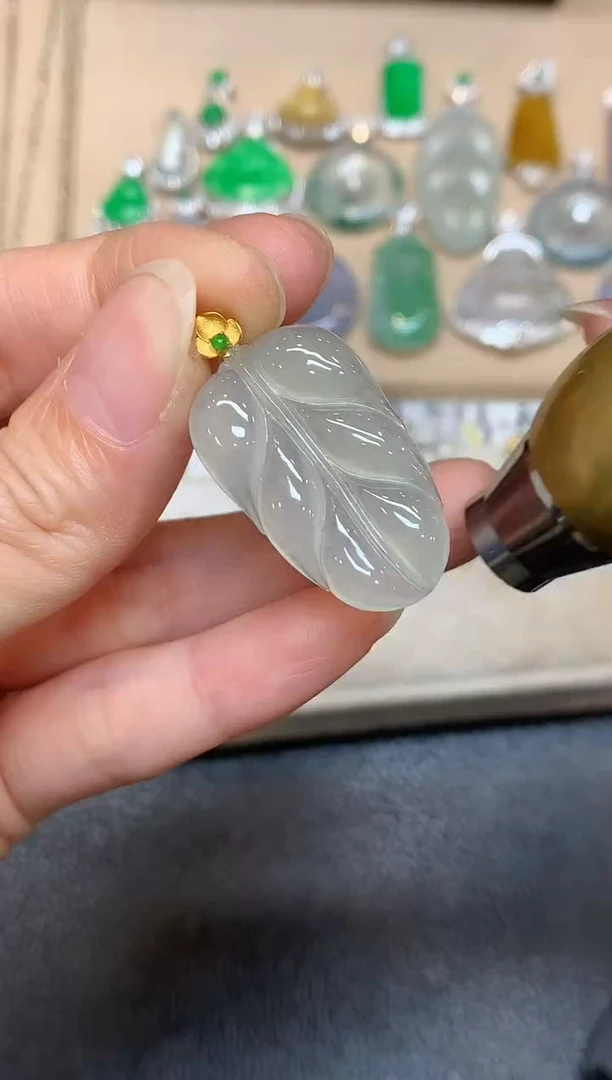 颈饰18K金镶嵌翡翠树叶【无服务费