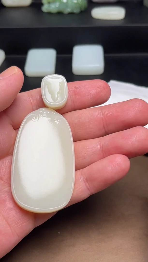 和田玉未镶嵌颈饰37 带包容 牌子和顶珠是一起的