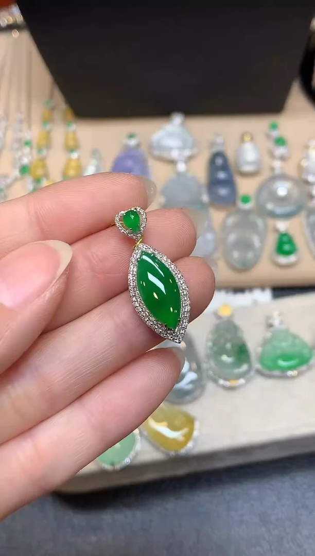 吊坠(不含链)18K金镶嵌翡翠随形【无服务费