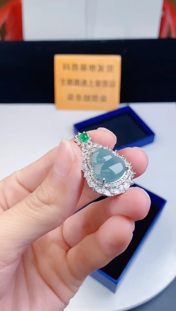 颈饰未镶嵌翡翠