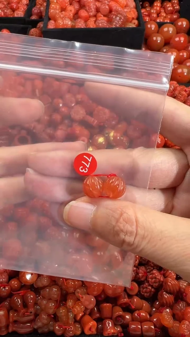 南红玛瑙未镶嵌颈饰1