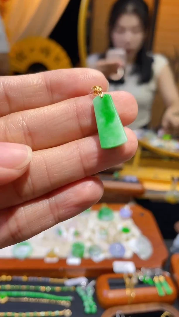 颈饰18K金镶嵌翡翠假一赔三