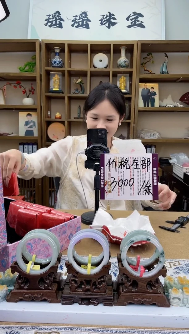 翡翠手镯未镶嵌翡翠手镯