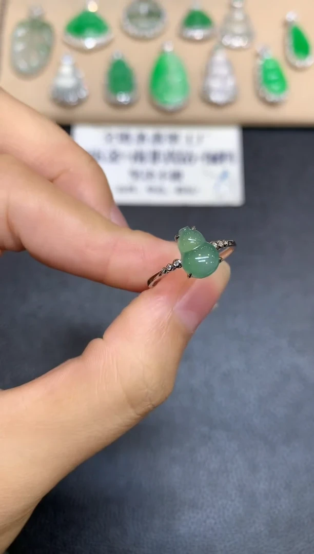 18K金镶嵌戒指翡翠葫芦【无服务费