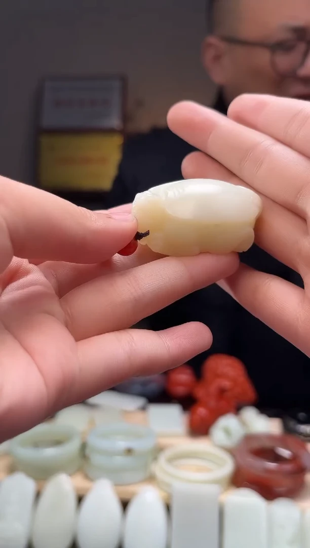 颈饰未镶嵌和田玉吊坠