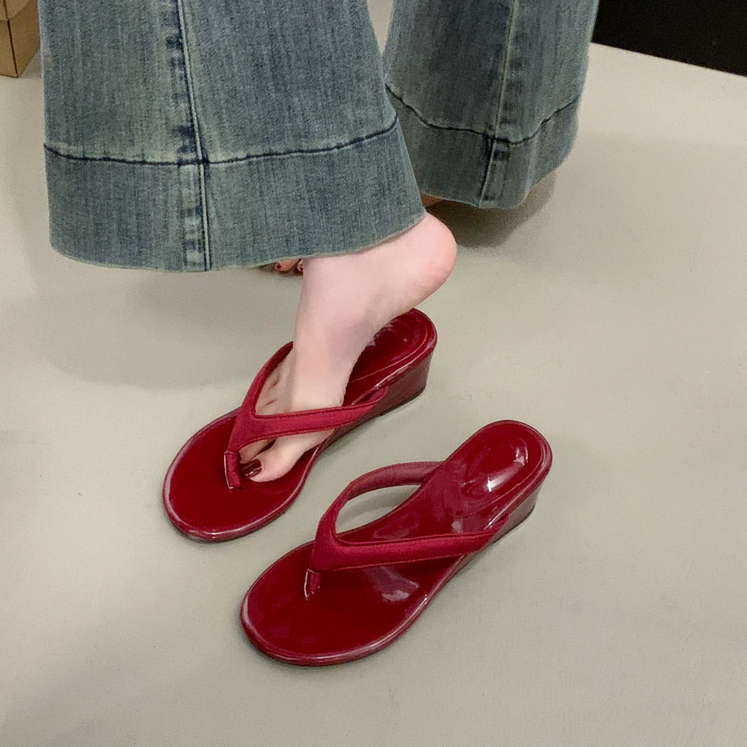 网红爆款红色人字拖鞋女外穿2025夏新款时尚百搭坡跟5cm沙滩凉拖