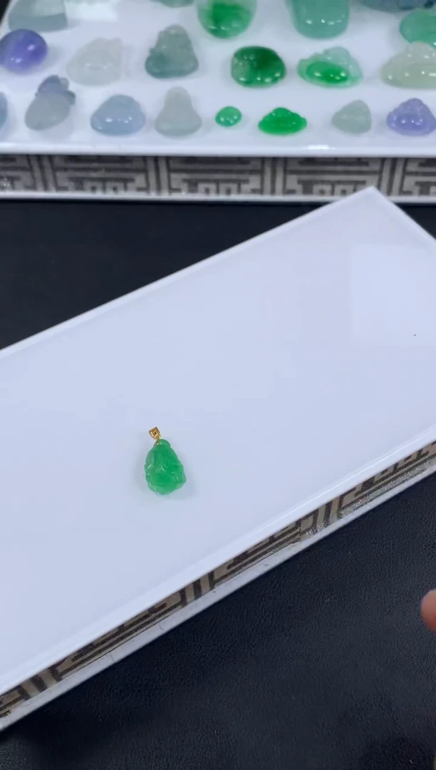 颈饰18K金镶嵌翡翠被****称翡翠